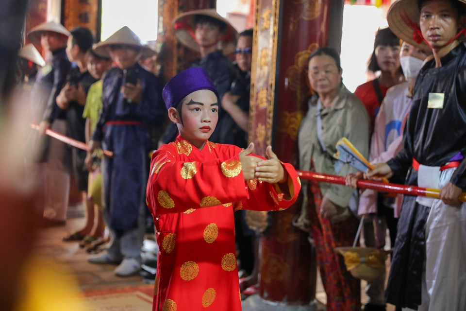 Un joven general Hieu realiza ceremonias en el templo de Phu Dong. (Foto: VNA)
