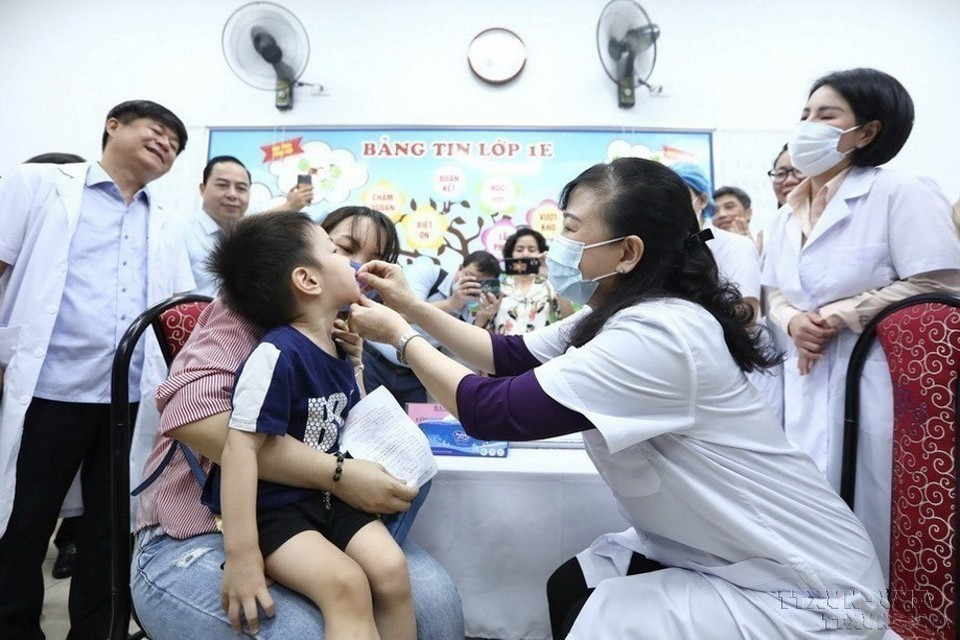 La ministra de Salud, Dao Hong Lan, administra vitamina A a niños con motivo del Día de los Micronutrientes, en Hanoi (el 1 de junio de2023). (Foto: VNA)