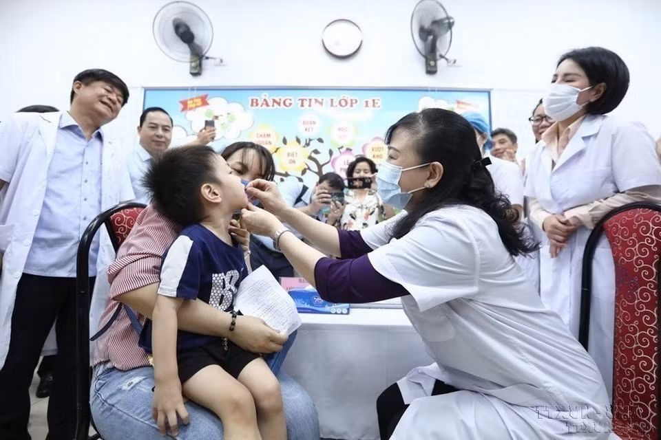 La ministra de Salud, Dao Hong Lan, administra vitamina A a niños con motivo del Día de los Micronutrientes, en Hanoi (el 1 de junio de2023). (Foto: VNA)