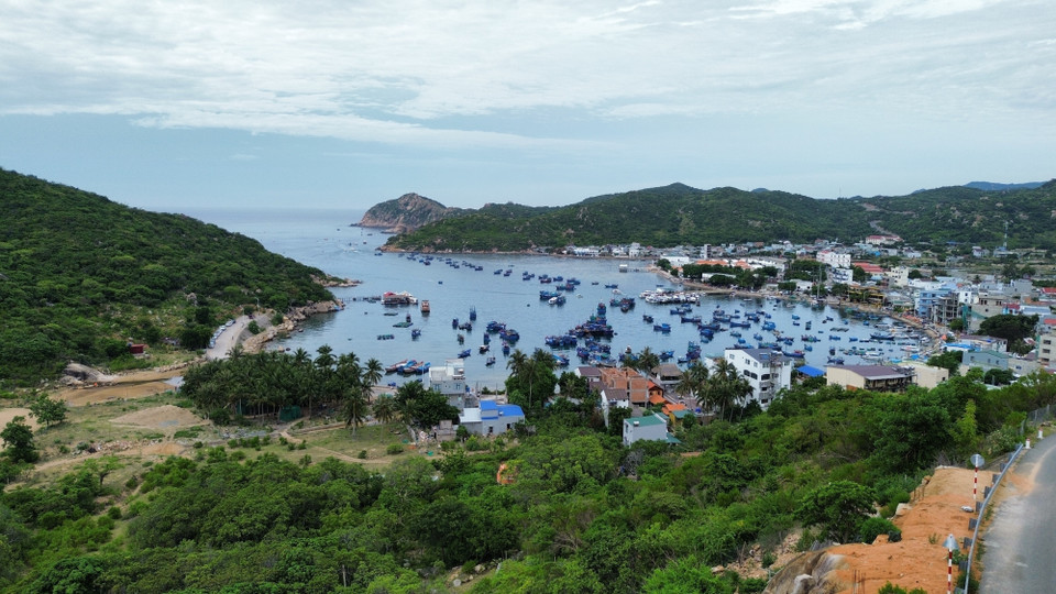 La bahía de Vinh Hy, comuna de Vinh Hai, provincia de Khanh Hoa, es un destino turístico que atrae a visitantes con su paisaje natural, su mar azul y sus islas. (Foto: VNA)