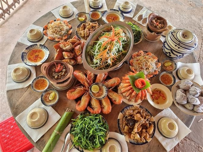 Gastronomía en el sitio de turismo comunitario de Con Chim, comuna de Hoa Minh, provincia de Vinh Long. (Foto: VNA)