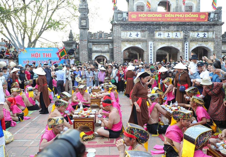 Este año, el festival se celebra el 6 de mayo (o sea, el noveno día del cuarto mes lunar). En la foto: El ritual de alimentación de las tropas en el patio del templo. (Foto: VNA)