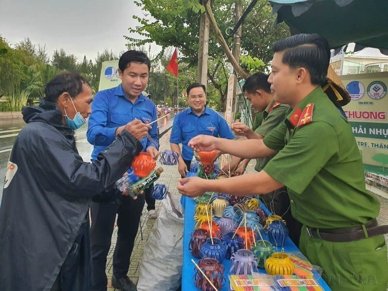 En la provincia de Ben Tre, se organiza un programa de concienciación donde los ciudadanos pueden intercambiar botellas de plástico, latas de aluminio y pilas usadas por linternas de Festival del Medio Otoño, como medida para contribuir a la construcción de una localidad más verde. (Foto: VNA)