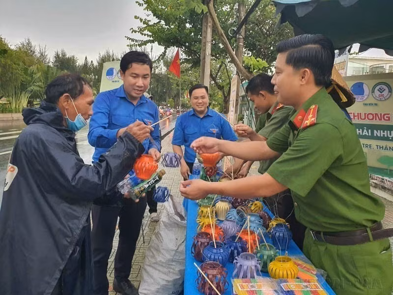 En la provincia de Ben Tre, se organiza un programa de concienciación donde los ciudadanos pueden intercambiar botellas de plástico, latas de aluminio y pilas usadas por linternas de Festival del Medio Otoño, como medida para contribuir a la construcción de una localidad más verde. (Foto: VNA)