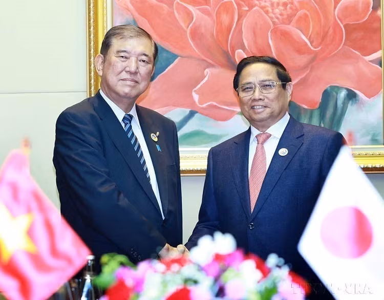 En ocasión de su participación en las 44.ª y 45.ª Cumbres de la Asociación de Naciones del Sudeste Asiático (ASEAN) y citas anexas en Vientiane (Laos), en la mañana del 11 de octubre de 2024, el primer ministro de Vietnam, Pham Minh Chinh, se reunió con su homólogo japonés, Shigeru Ishiba. (Foto: VNA)