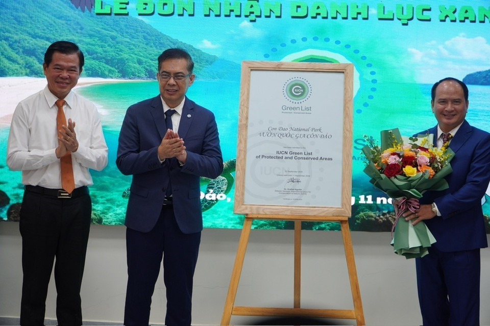Dindo Campilan, director regional de la UICN para Asia, entrega el certificado de la Lista Verde a Nguyen Khac Pho, director de la Junta de Administración del Parque Nacional Con Dao. (Foto: VNA)