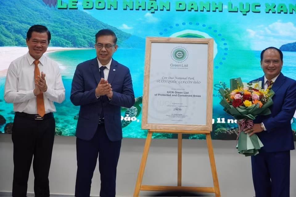 Dindo Campilan, director regional de la UICN para Asia, entrega el certificado de la Lista Verde a Nguyen Khac Pho, director de la Junta de Administración del Parque Nacional Con Dao. (Foto: VNA)
