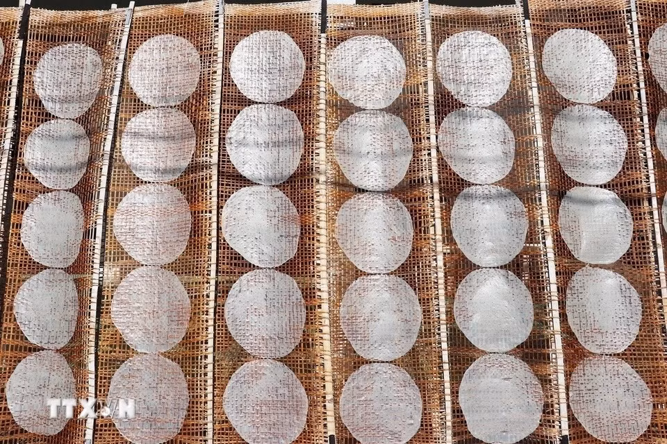 Los panqueques, elaborados con arroz, sésamo y leche de coco, se asan sobre carbón antes de comer. (Foto: VNA)