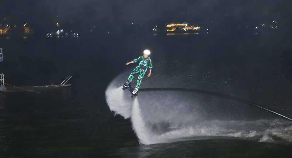 Los movimientos de la superficie del agua durante el espectáculo crean momentos de sorpresa y emoción para los espectadores locales. (Foto: VNA)