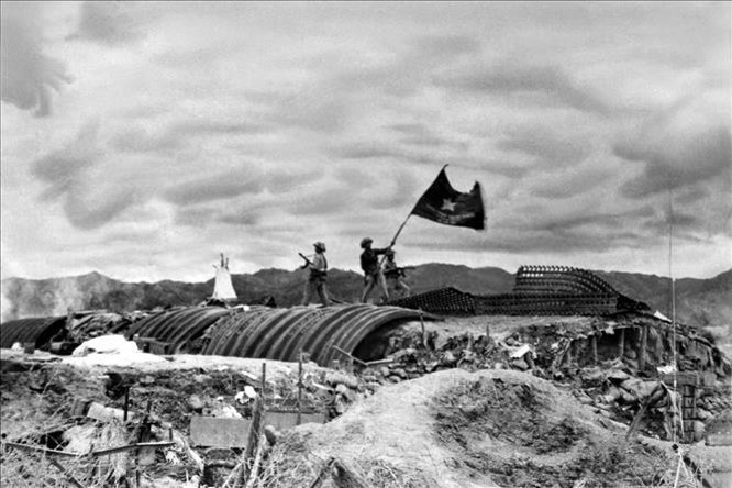 A las 17:30 horas, el 7 de mayo de 1954, la bandera “al combate, a la victoria” del Ejército Popular de Vietnam ondeó en el techo del búnker de De Castries, marcando el rotundo triunfo del Ejército y el pueblo vietnamitas contra los colonialistas franceses después de 56 días y noches de arduo combate. (Foto: Archivo de VNA)