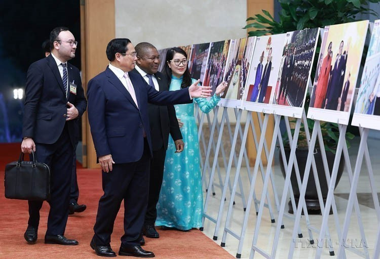 El primer ministro, Pham Minh Chinh, y el presidente de Mozambique, Filipe Jacinto Nyusi, visitan una exposición fotográfica sobre la cooperación bilateral, organizada por la Agencia Vietnamita de Noticias (Hanoi, 9 de septiembre de 2024). (Foto: VNA)