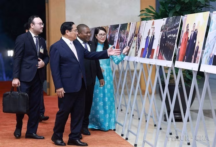 El primer ministro, Pham Minh Chinh, y el presidente de Mozambique, Filipe Jacinto Nyusi, visitan una exposición fotográfica sobre la cooperación bilateral, organizada por la Agencia Vietnamita de Noticias (Hanoi, 9 de septiembre de 2024). (Foto: VNA)