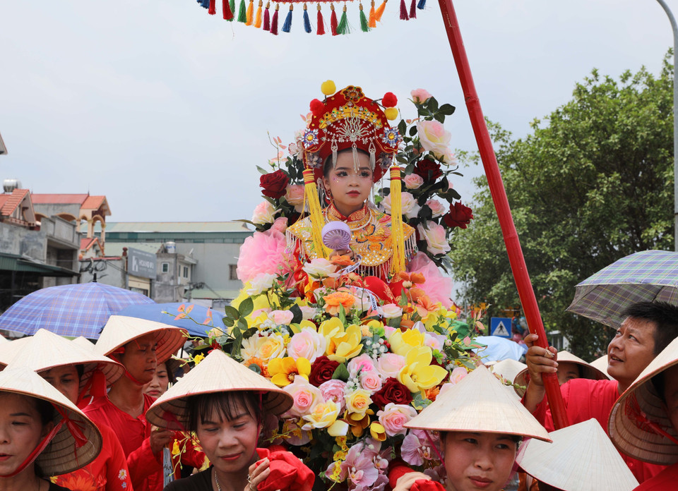 La "Señora General" (Co Tuong) es llevada en procesión durante el festival. (Foto: VNA)