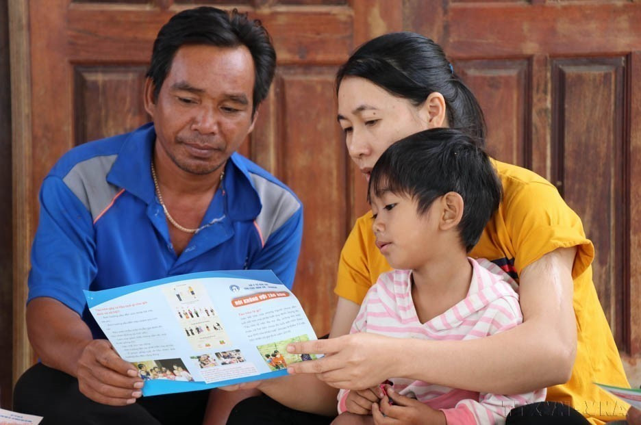 Personal médico de las comunas fronterizas de la provincia de Gia Lai divulgan programas de atención médica para los pobladores de las minorías étnicas (2023). (Foto: VNA)