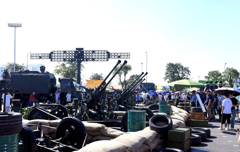 El área de exhibición del Ministerio de Defensa atrae a muchos espectadores. (Foto: VNA)