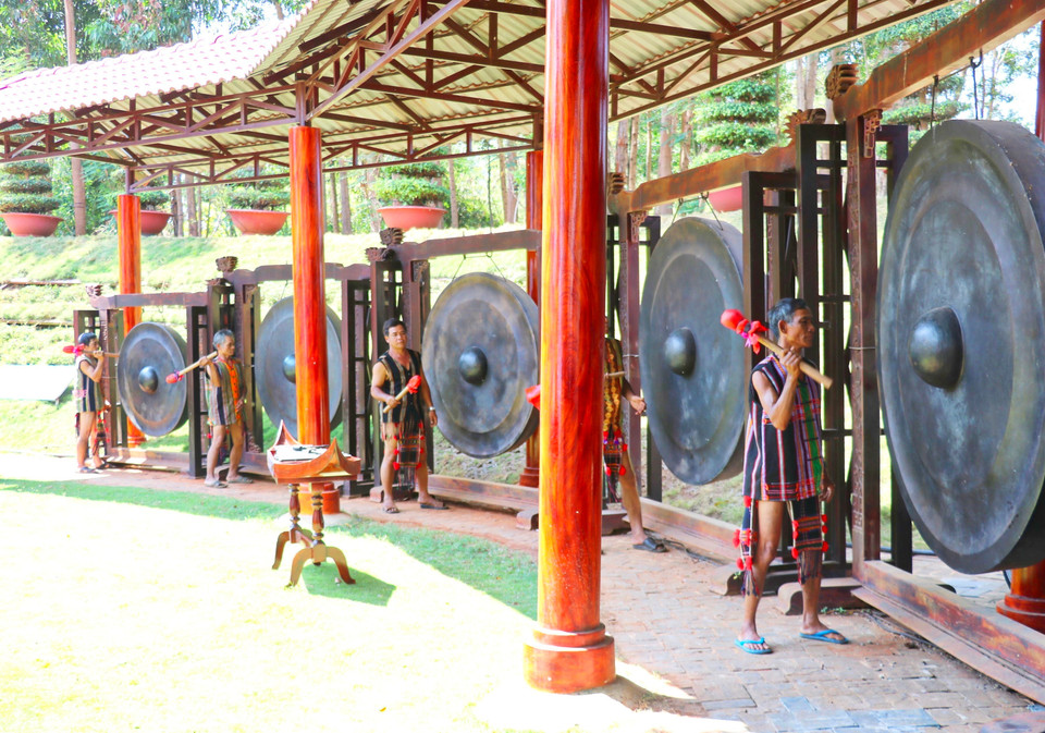 Espectáculo de gong en el Área de Preservación de la Cultura Étnica S'tieng, en la aldea de Bom Bo, provincia de Dong Nai. (Foto: VNA)