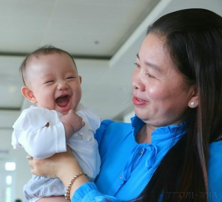 Una mujer en la provincia de Hau Giang recibe certificado de mérito para una familia destacada con dos hijas (5 de enero de 2023). (Foto: VNA)