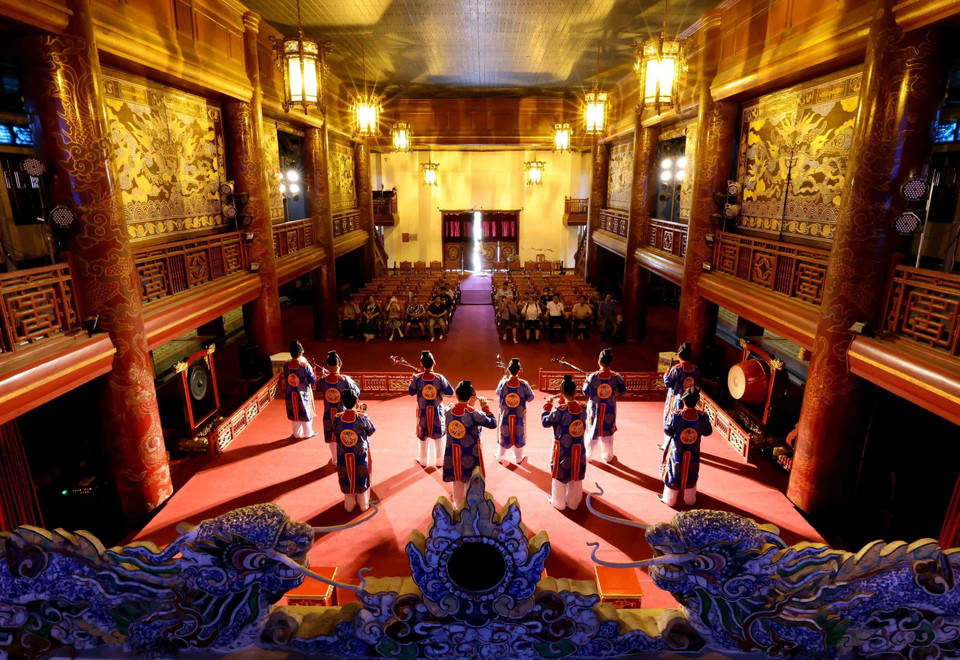 Los tonos profundos y solemnes de la orquesta Dai Nhac resuenan en el Teatro Duyet Thi Duong, recreando el espacio cultural de la corte real. (Foto: VNA)