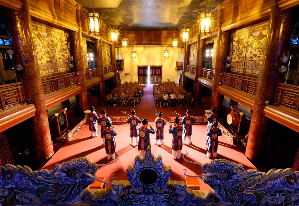 Los tonos profundos y solemnes de la orquesta Dai Nhac resuenan en el Teatro Duyet Thi Duong, recreando el espacio cultural de la corte real. (Foto: VNA)