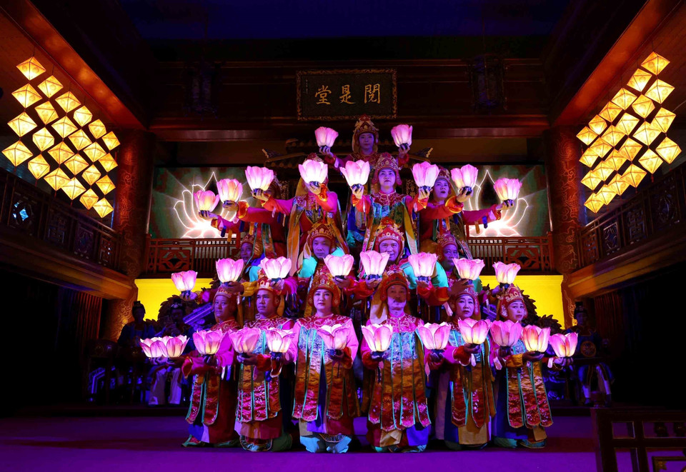 Luc Cung Hoa Dang es una danza importante de la música de la corte real de Hue, profundamente arraigada en la tradición budista. Fue perfeccionada por el rey Minh Mang para representaciones ceremoniales en la corte real. (Foto: VNA)