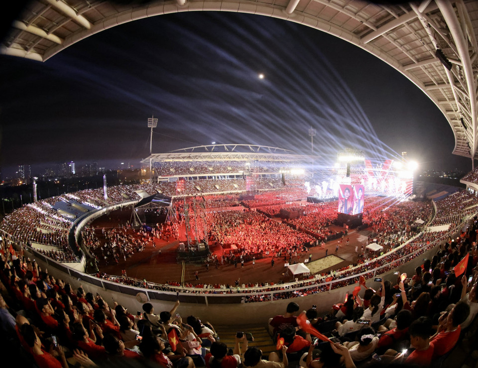 El programa político-artístico "La Patria en Nuestros Corazones" se llevó a cabo en el Estadio Nacional My Dinh, Hanoi, la noche del 10 de agosto, en conmemoración del 80.º aniversario de la Revolución de Agosto y el Día Nacional (2 de septiembre). (Foto: VNA)