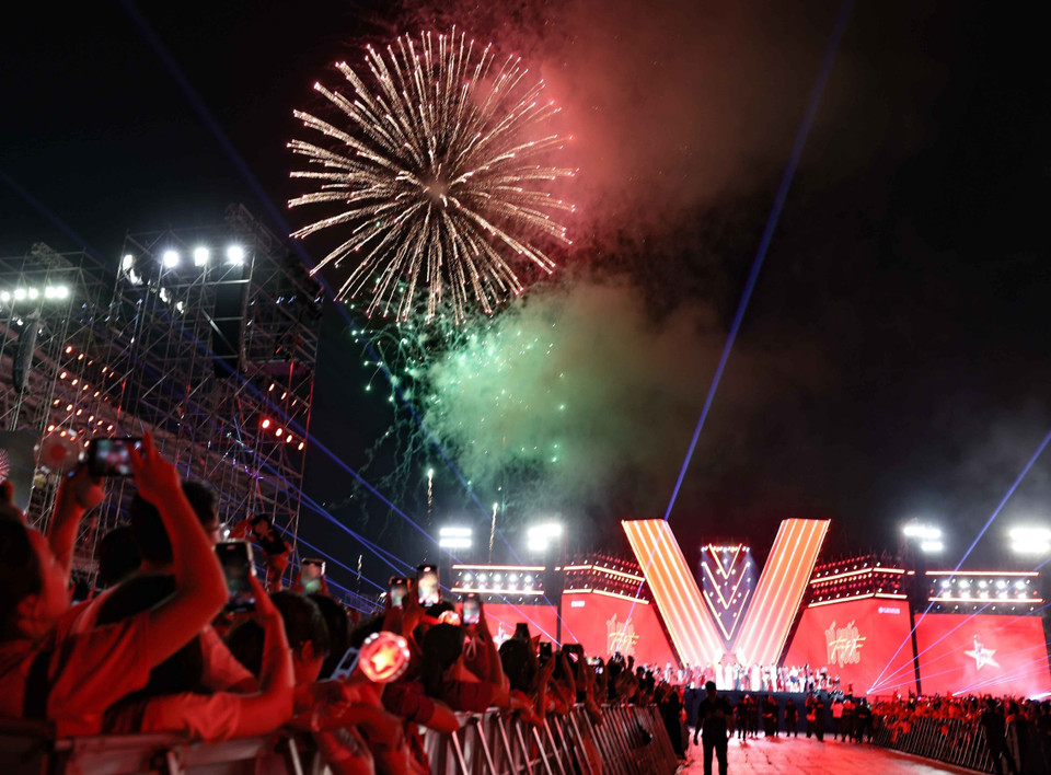 Los fuegos artificiales clausuraron el programa político-artístico "La Patria en Nuestros Corazones". (Foto: VNA)