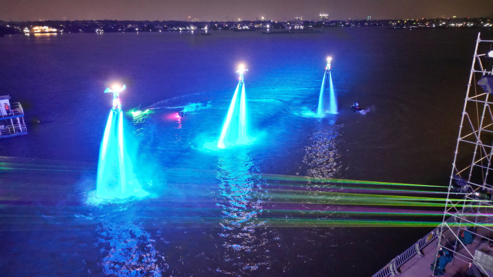 Los atletas de flyboard realizan movimientos acrobáticos y poses expresivas que simbolizan la creciente prosperidad y desarrollo de la región de Tran Bien. (Foto: VNA)