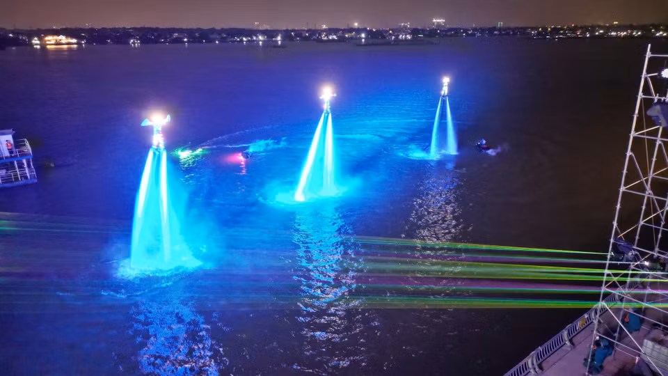 Los atletas de flyboard realizan movimientos acrobáticos y poses expresivas que simbolizan la creciente prosperidad y desarrollo de la región de Tran Bien. (Foto: VNA)