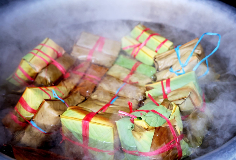 Para cualquier vietnamita una olla con fragante Banh Chung colocada sobre una fogata cálida que disipa el frío del invierno se ha convertido en una imagen familiar durante las festividades por el Tet. (Foto: Vietnamplus)