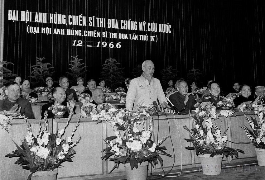 El Presidente Ho Chi Minh pronuncia un discurso en el Congreso de héroes y soldados emuladores en la lucha contra el imperialismo estadounidense por la salvación nacional (IV Congreso de Héroes y Combatientes Emuladores), celebrado en diciembre de 1966 en Hanoi. (Foto: VNA)