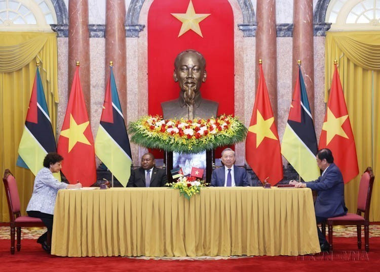 El secretario general del Partido Comunista y presidente de Vietnam, To Lam, y el presidente de Mozambique, Filipe Jacinto Nyusi, presencian la firma de acuerdos de cooperación entre ambos países (9 de septiembre de 2024). (Foto: VNA)