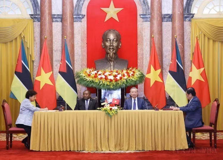 El secretario general del Partido Comunista y presidente de Vietnam, To Lam, y el presidente de Mozambique, Filipe Jacinto Nyusi, presencian la firma de acuerdos de cooperación entre ambos países (9 de septiembre de 2024). (Foto: VNA)