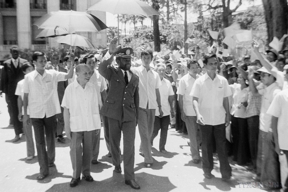 El presidente del Consejo de Estado de Vietnam, Truong Chinh, y el presidente del Consejo de Ministros, Pham Van Dong, dan la bienvenida a Samora Machel, titular del partido FRELIMO y presidente de Mozambique, en su visita amistosa a Vietnam (Hanoi, 24 de julio de 1984). (Foto: VNA)