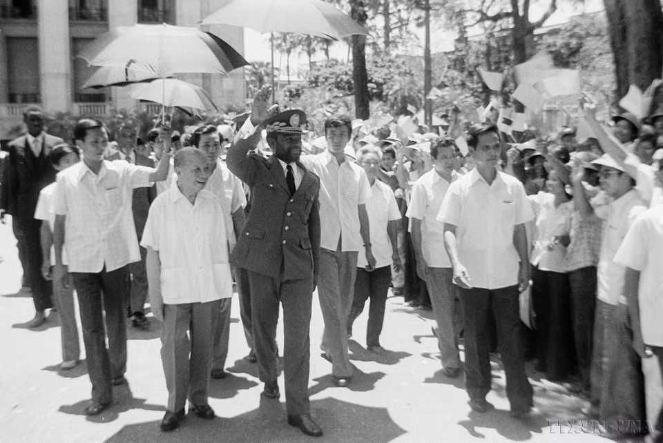 El presidente del Consejo de Estado de Vietnam, Truong Chinh, y el presidente del Consejo de Ministros, Pham Van Dong, dan la bienvenida a Samora Machel, titular del partido FRELIMO y presidente de Mozambique, en su visita amistosa a Vietnam (Hanoi, 24 de julio de 1984). (Foto: VNA)