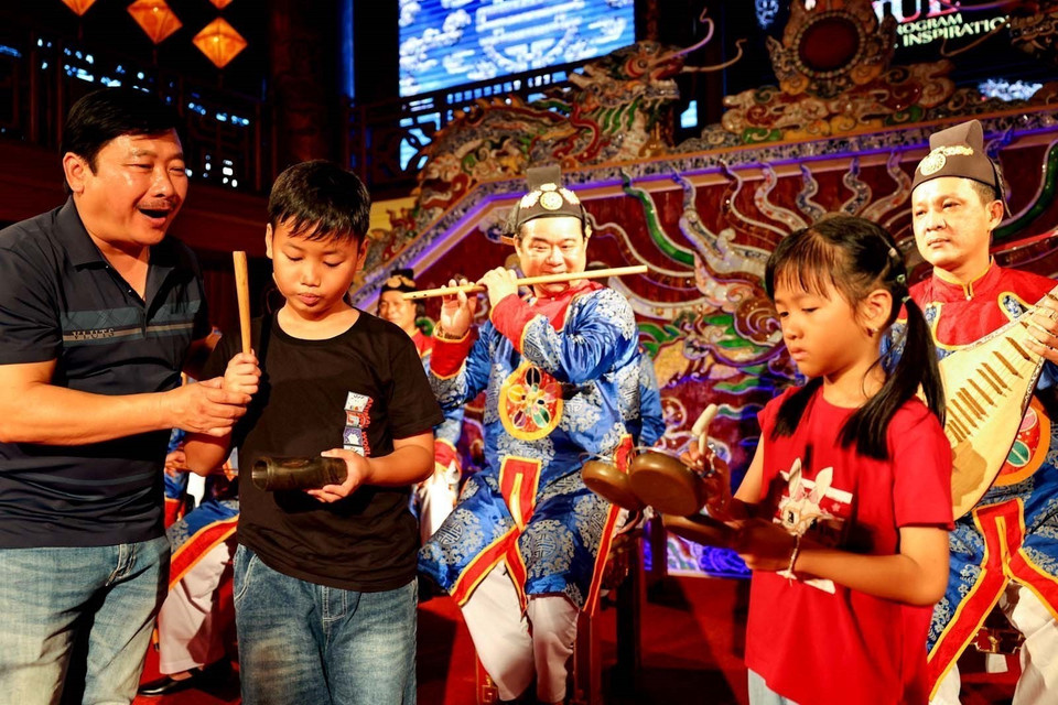 Como Patrimonio Cultural Inmaterial de la Humanidad reconocido por la UNESCO, Nha Nhac (música de la corte real de Hue) atrae especial atención de los visitantes. (Foto: VNA)