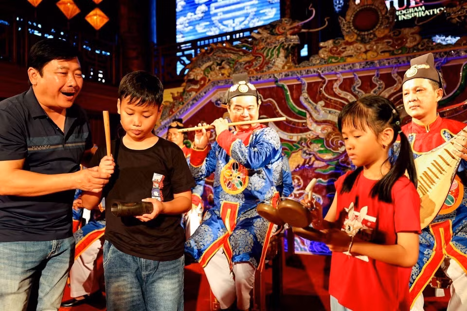 Como Patrimonio Cultural Inmaterial de la Humanidad reconocido por la UNESCO, Nha Nhac (música de la corte real de Hue) atrae especial atención de los visitantes. (Foto: VNA)