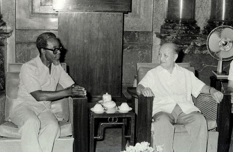 El presidente del Consejo de Estado, Truong Chinh, recibe al ministro de Comercio Exterior de Angola, Ismael Gaspar Martins, durante su visita a Vietnam (21 de junio de 1984). (Foto: VNA)