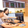 Clientes realizan transacciones en la sede de la empresa Bao Viet en Hanoi. (Fuente: VNA)