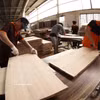 Producción de paneles de madera MDF para exportación a Estados Unidos, Australia y Tailandia en la empresa MDF Hai Duong, barrio de Tan Hiep, Ciudad Ho Chi Minh. (Foto: VNA)