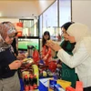 Los consumidores argelinos aprenden sobre productos vietnamitas en el evento. (Fuente: VNA)