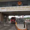 Camiones vietnamitas pasando el control de aduanas en el puesto fronterizo internacional de Lao Cai. (Foto: VNA)