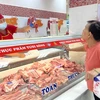 Una cliente compra carne de cerdo en el supermercado Coopmart en Ciudad Ho Chi Minh (Fuente: VNA)