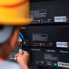 Trabajadores de la sucursal de construcción de Viettel en Hanoi conectan e instalan equipos de estaciones base 5G. (Fuente: VNA)