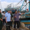 Líderes de la provincia de Dak Lak inspeccionan las labores de prevención y control de la pesca INDNR en el puerto pesquero de Phu Lac (distrito de Hoa Hiep). (Foto: VNA)