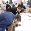 Los expertos internacionales disfrutan del café de especialidad de Dak Lak. (Foto: nhandan.vn) 