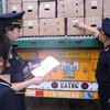 La aduana de la provincia de Lao Cai inspecciona mercancías importadas en el puesto fronterizo de la carretera internacional Kim Thanh. (Fuente: VNA) 