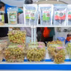 Uvas, manzanas y productos de algas marinas que cumplen con los estándares OCOP de la planta de productos agrícolas ecológicos de Trang Huynh, comuna de Phuoc Dinh, provincia de Khanh Hoa, en la Feria de Otoño 2025. (Foto: VNA)