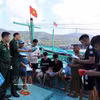 Oficiales del Comando de la Guardia Fronteriza de la ciudad de Da Nang difunden información sobre la pesca IUU entre los pescadores locales. (Fuente: VNA) 