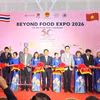 El cónsul general de Vietnam en Khon Kaen, Dinh Hoang Linh, y representantes empresariales cortan la cinta para inaugurar la exposició (Foto: VNA)