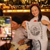 Una turista disfrutan del turismo nocturno en el Templo de Literatura, Hanoi (Fuente: VNA)